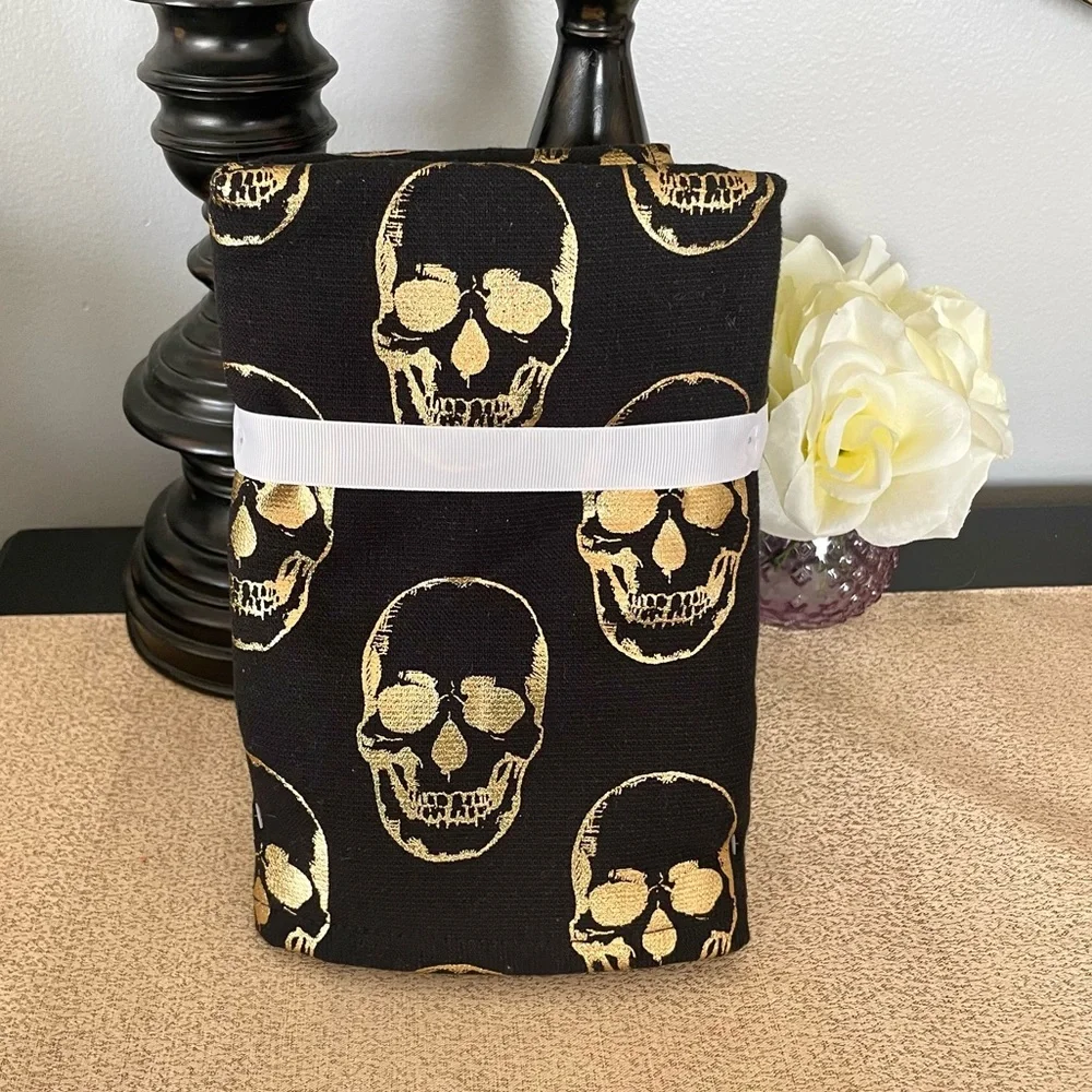 NWT SET OF 2 SKULL 💀 Gold Foil Bathroom Hand Towels